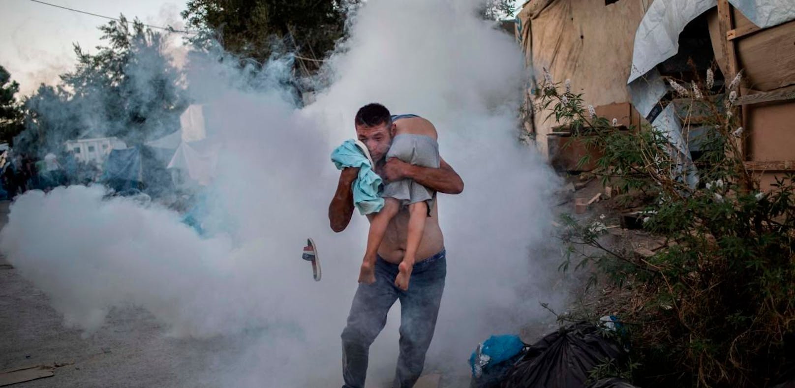 Lesbos: Zwei Tote nach Feuer in Flüchtlingslager