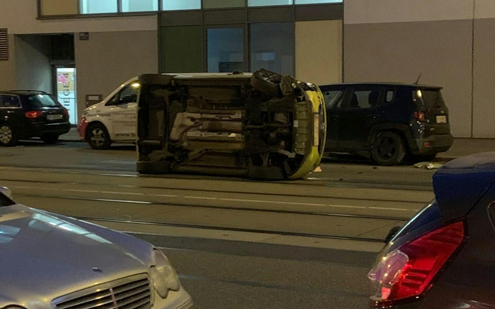 Frau hatte Glück im Unglück: Bei Unfall stellte sich Wagen auf 