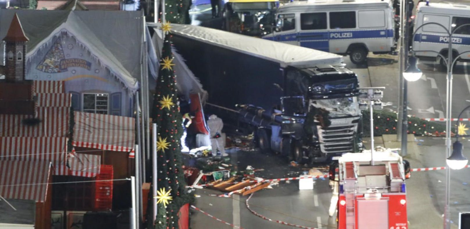 19. Dezember 2016: Der Tunesier Anis Amri verübte einen Anschlag auf einen Berliner Weihnachtsmarkt. Er rast durch die Menschenmenge, tötet zwölf Menschen und verletzt 48 Verletzte weitere. Er selbst wird später in Mailand erschossen.