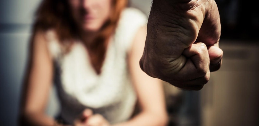 Eine Frau wurde von ihrem Ehemann und Schwager geschlagen und getreten. Live bei der Misshandlung zuschauen mussten die Eltern.