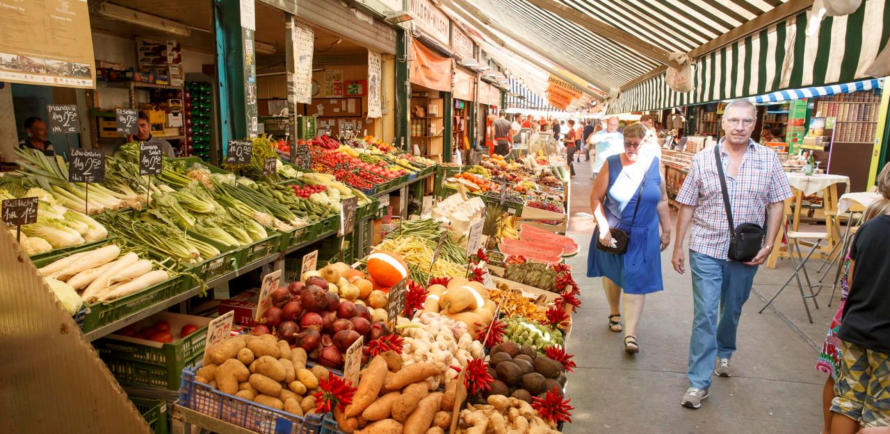 Der Naschmarkt ist bei Wienern und Touristen beliebt.