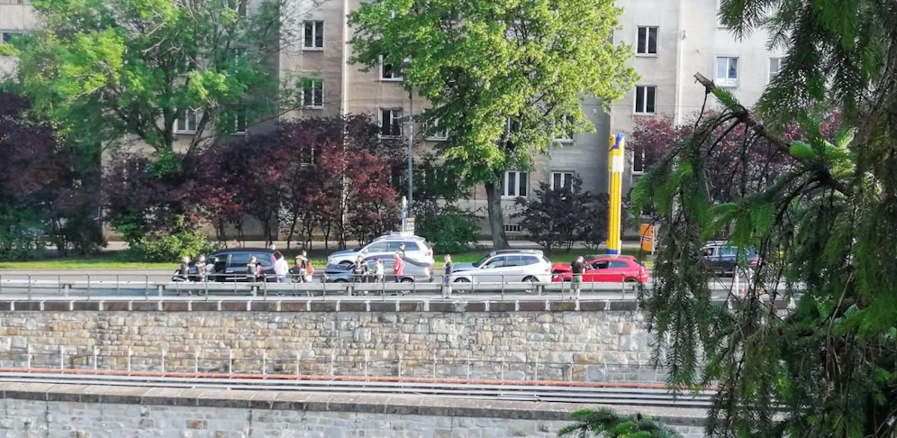 Das wird teuer: Gleich vier Fahrzeuge wurden bei einem Auffahrunfall in Wien beschädigt.