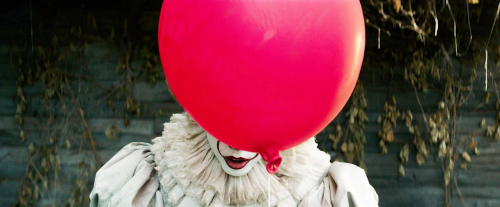Auflösung des Rätsels: In der Neuverfilmung von Stephen Kings "Es" geht es natürlich auch wieder um rote Ballons, Gullys und Grusel-Clowns. 