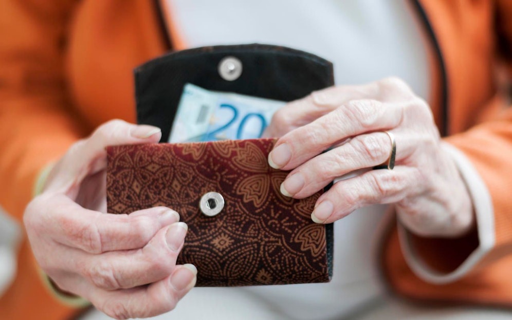 Die Pensionistin überließ dem Duo 20 Euro, danach flüchteten die Männer.