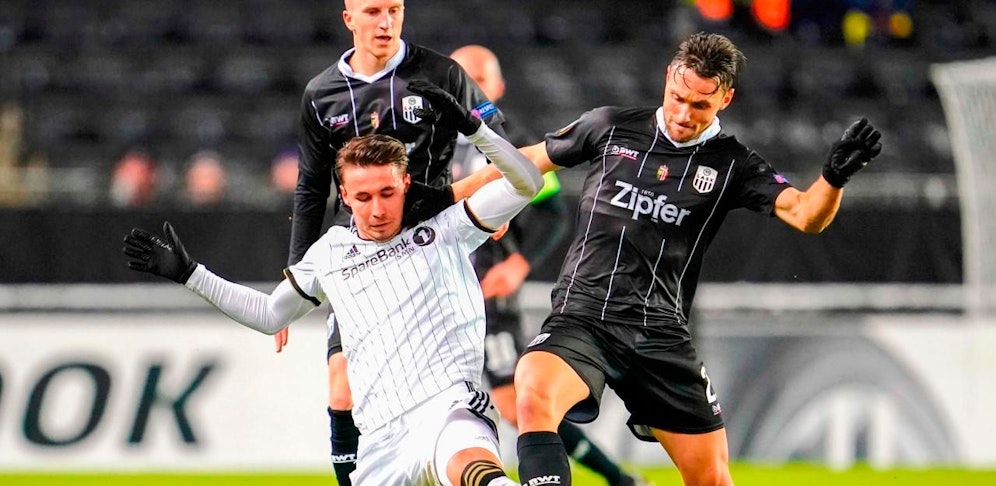 James Holland im Zweikampf