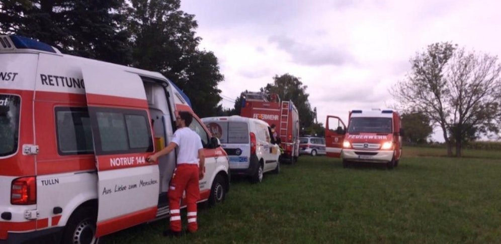 Rettung, Feuerwehr und Polizei beim Haus der Frau.