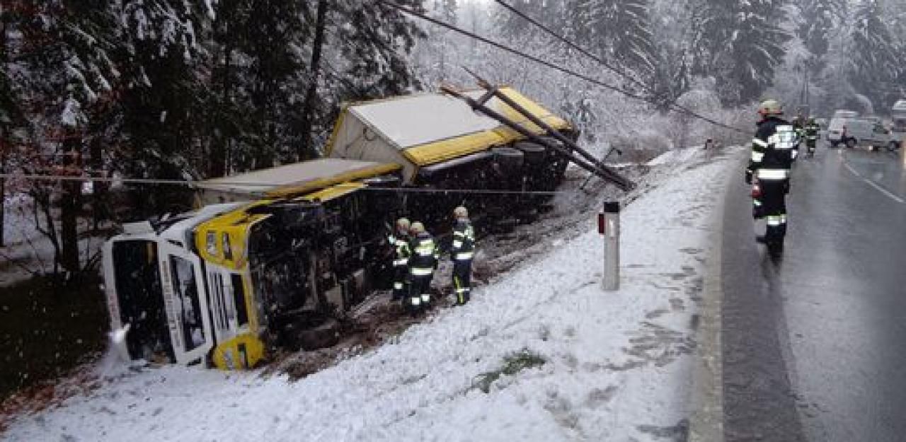 Heute.at - Lkw-Lenker drohte nach Unfall Stromschlag
