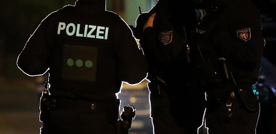 Symbolfoto von Polizisten bei Nacht.