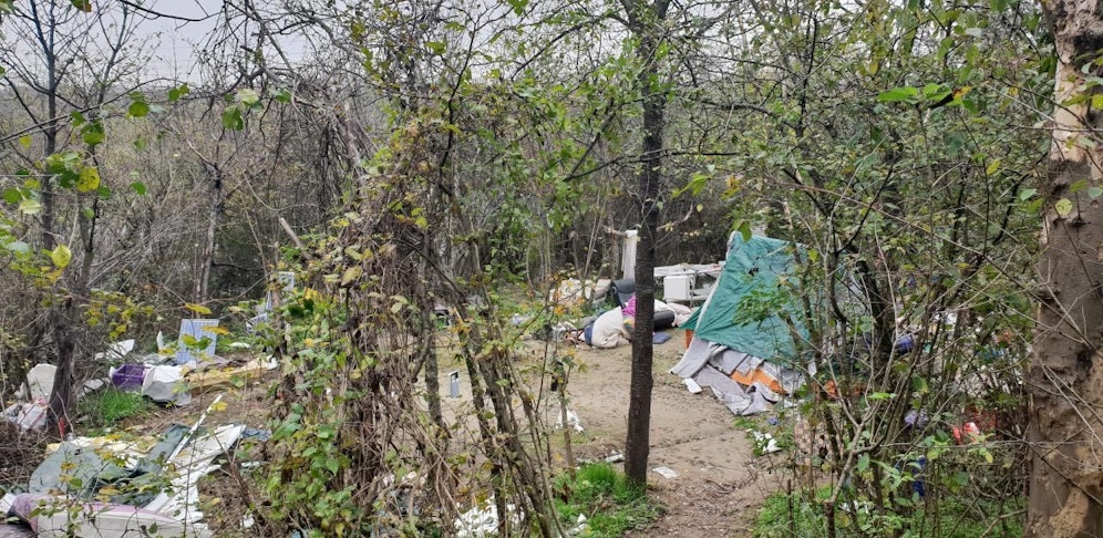 "Heute"-Leserin entdeckte Müll und die rund 20 Zelte unweit der Nordbrücke.