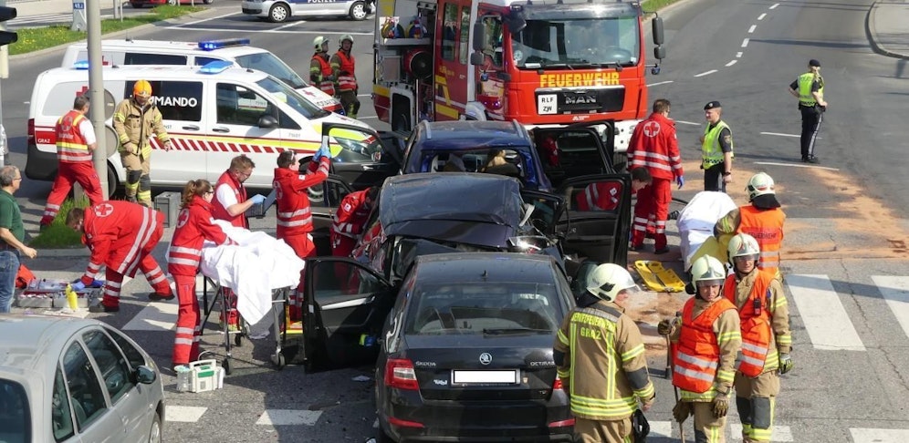 Schwerer Crash auf der Wienerstraße in Graz Höhe Shopping Nord.