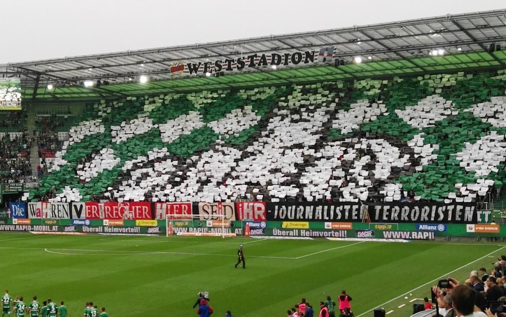 Block West zeigt den Mittelfinger