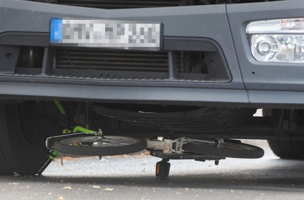 Das Fahrrad klemmte unter dem Lkw. 