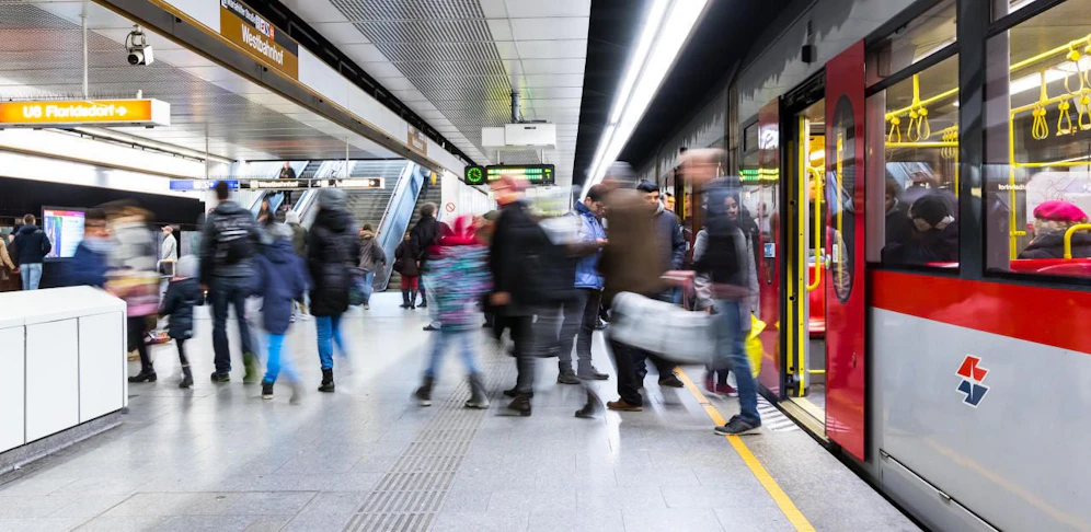 Die Caritas warnt vor falschen Spendensammlern in den Öffi-Stationen.