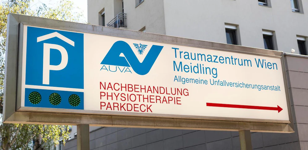Der Verletzte wurde ins Unfallkrankenhaus Meidling gebracht.