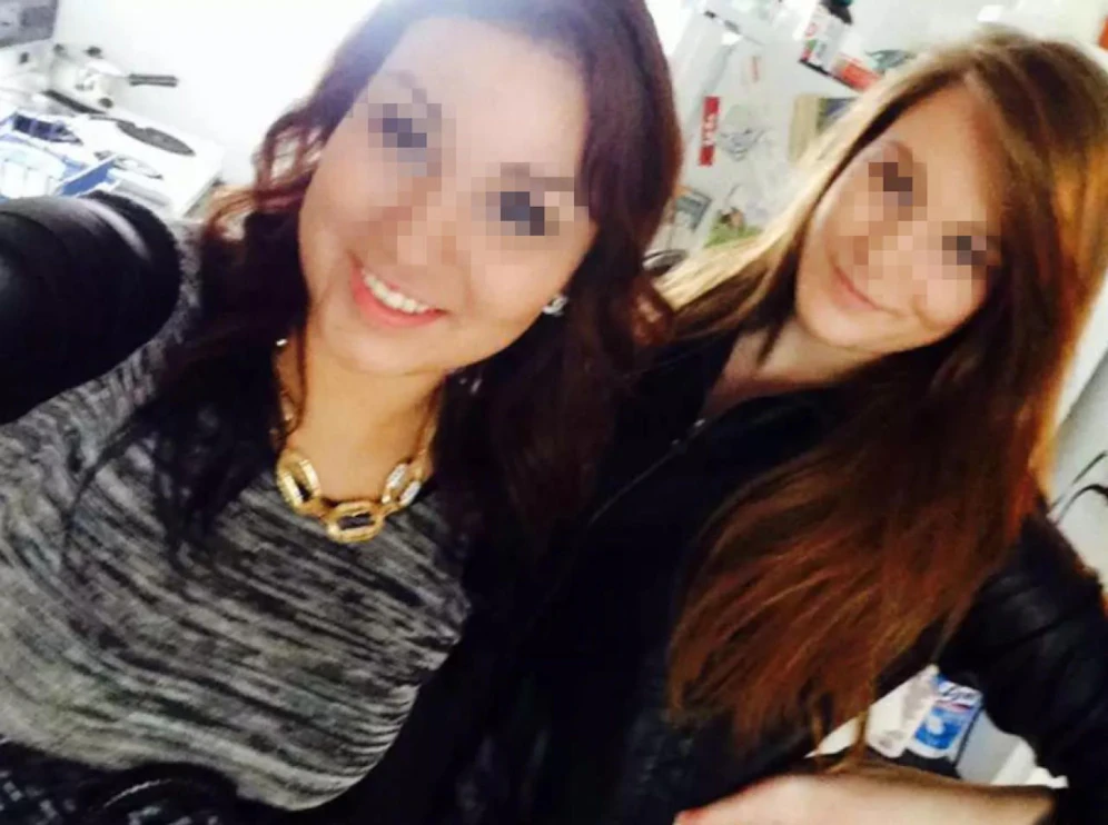 Das Selfie zeigt die Killerin (li.) mit "Waffe" und ihr Opfer.