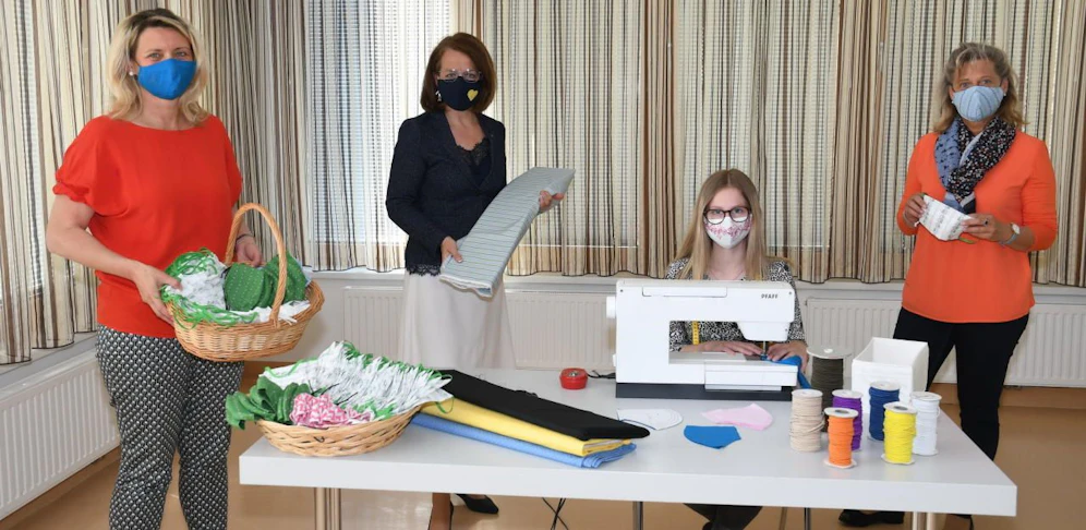 Fachlehrerin Brigitte Glösmann, Bildungslandesrätin Christiane Teschl-Hofmeister, Schülerin Elisabeth Schleicher und Schulinspektorin Agnes Karpf-Riegler.