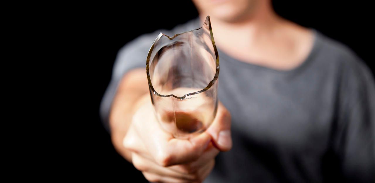 Der 29-Jährige soll einen Kärntner mit einer Glasflasche niedergeschlagen haben, danach verletzte er eine 19-Jährige. (Symbolfoto)