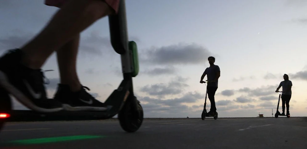 Sogenannte E-Roller bzw. E-Scooter sorgen immer wieder für Ärger und Gefahren auf Gehsteigen. Symbolbild