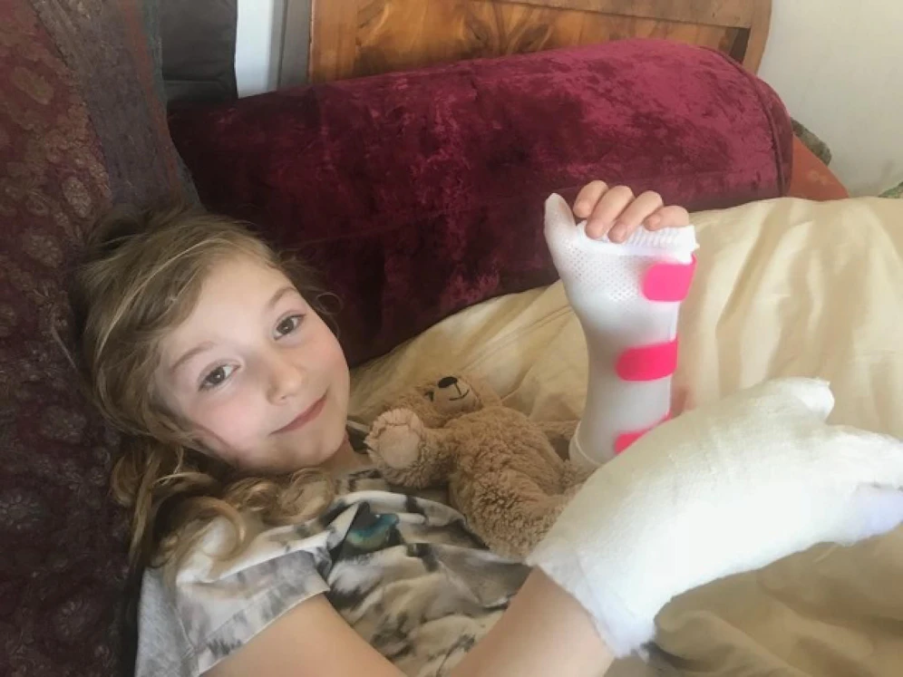 Die kleine Elsa (7) hat den iPad ihrer Mutter in der Bim vergessen.