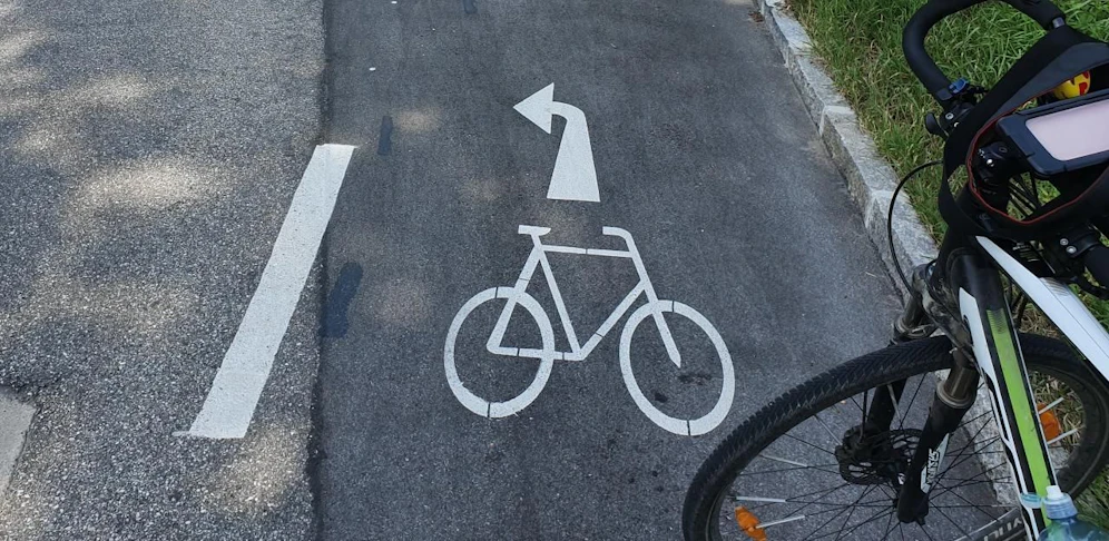 Über einen Radweg wurde eine Nylonschnur gespannt. Ein Biker verletzte sich.