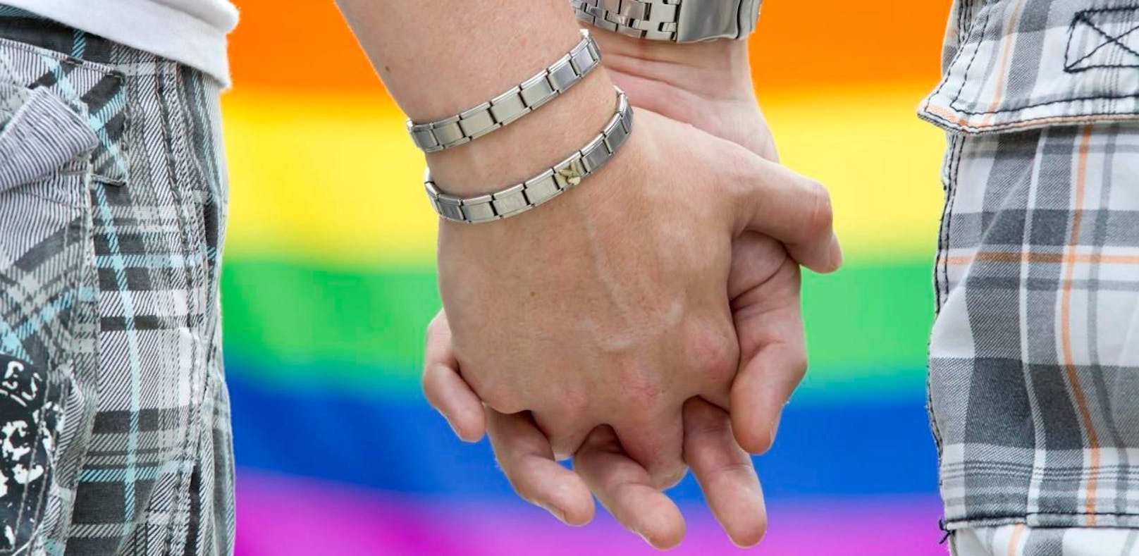 Zwei Homosexuelle halten sich auf dem Straßenfest zum Christopher Street Day in Thüringen an den Händen (Archivfoto vom 16.07.2011).