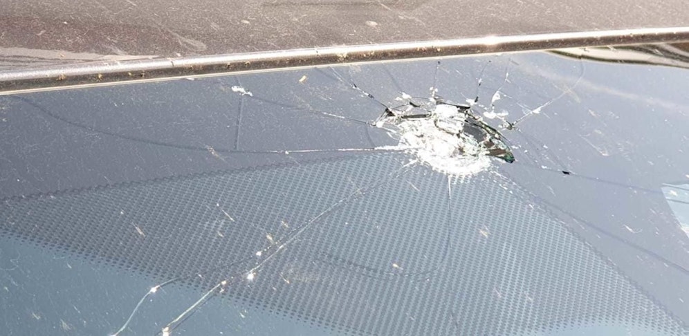 Hier schlug der Stein ein: Großes Loch in Windschutzscheibe von BMW.