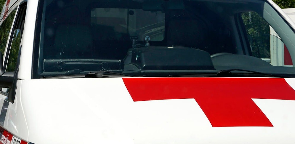 Der 43-Jährige wurde in Begleitung des Notarztes ins Spital nach Wr. Neustadt gebracht.