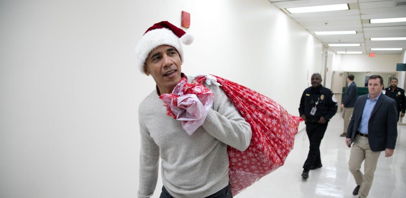 Das passiert, wenn Obama als Santa Spital besucht