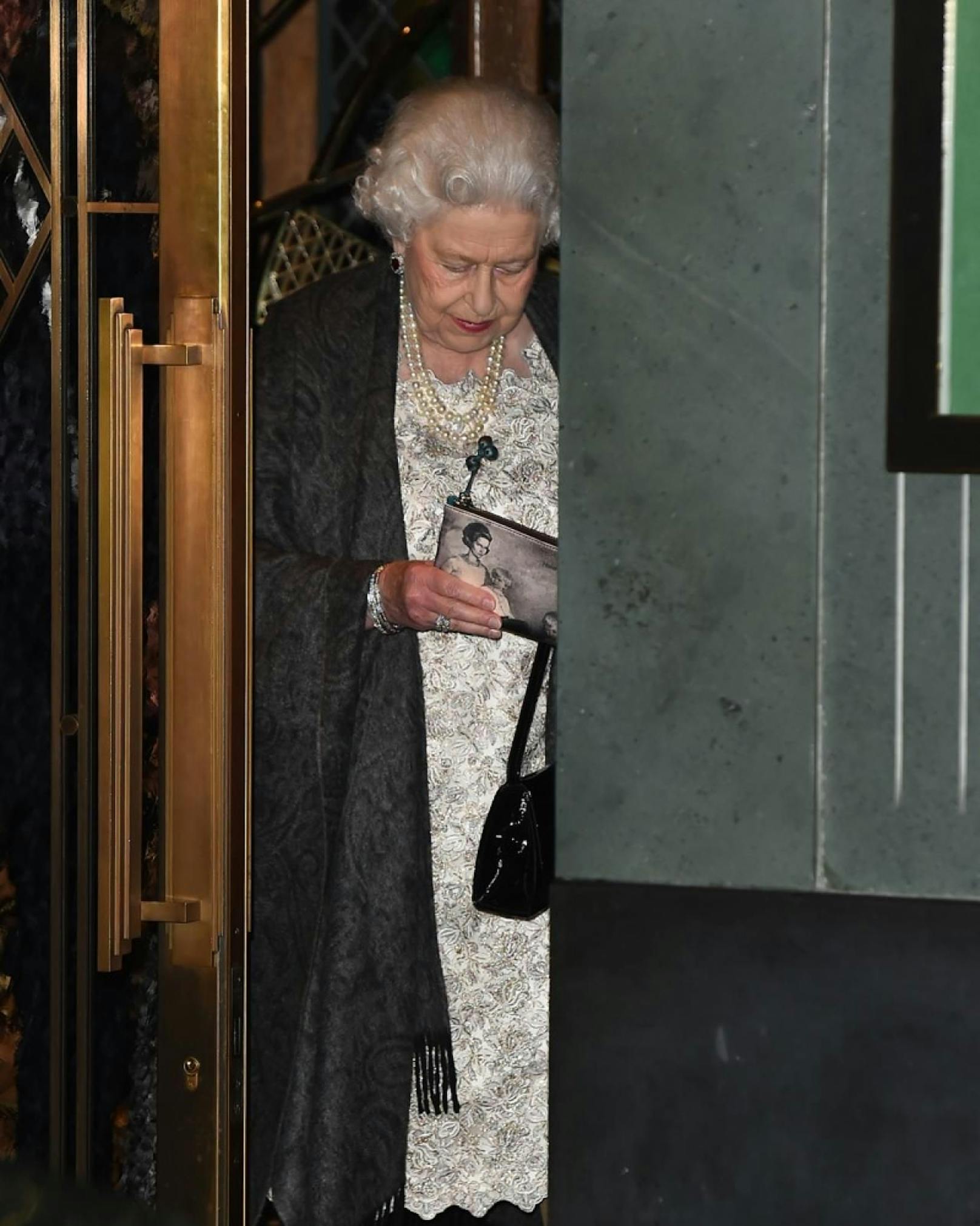 Erwischt: Queen Elizabeth II. (91) trägt eine Handtasche, auf der ihre Freundin, Erzherzogin Helene von Österreich (80), abgebildet ist. 
