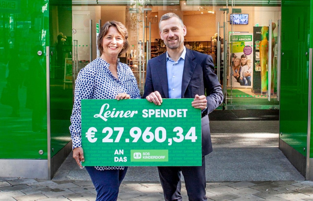 Mag.a Elke Siedler, Leitung Private Förderer & Partner von SOS-Kinderdorf (links), und Dr. Gunnar George, CEO Leiner (rechts), bei der Gutscheinübergabe.