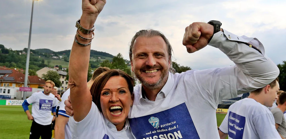 Hartberg-Chefin Brigitta Annerl und Trainer Markus Schopp nach dem geschafften Klassenerhalt.
