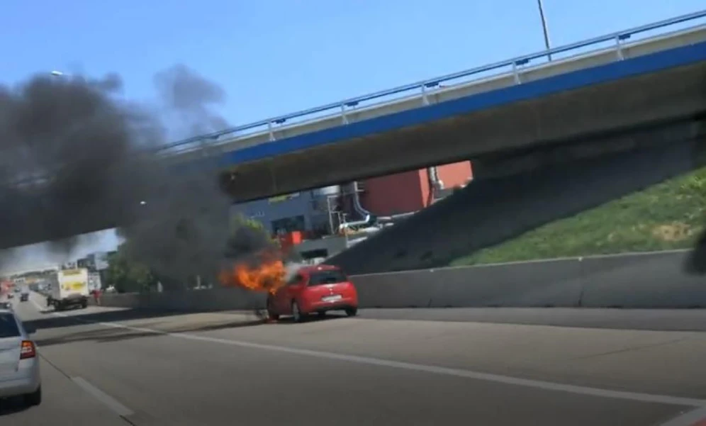 Aus dem Motorraum stießen Flammen hervor. 