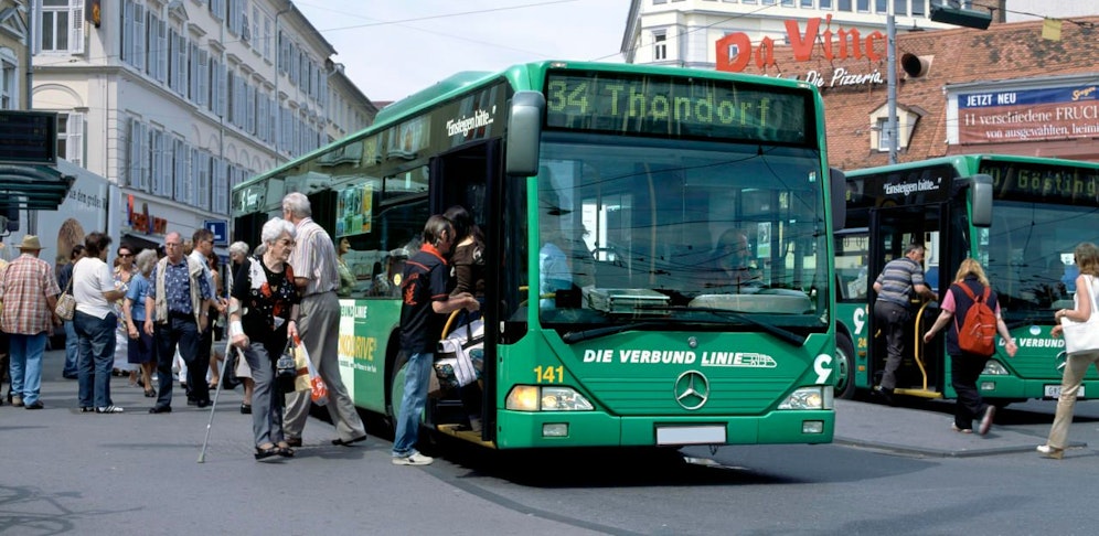 Der Busfahrer machte eine Notbremsung, die Frau stürzte schwer.