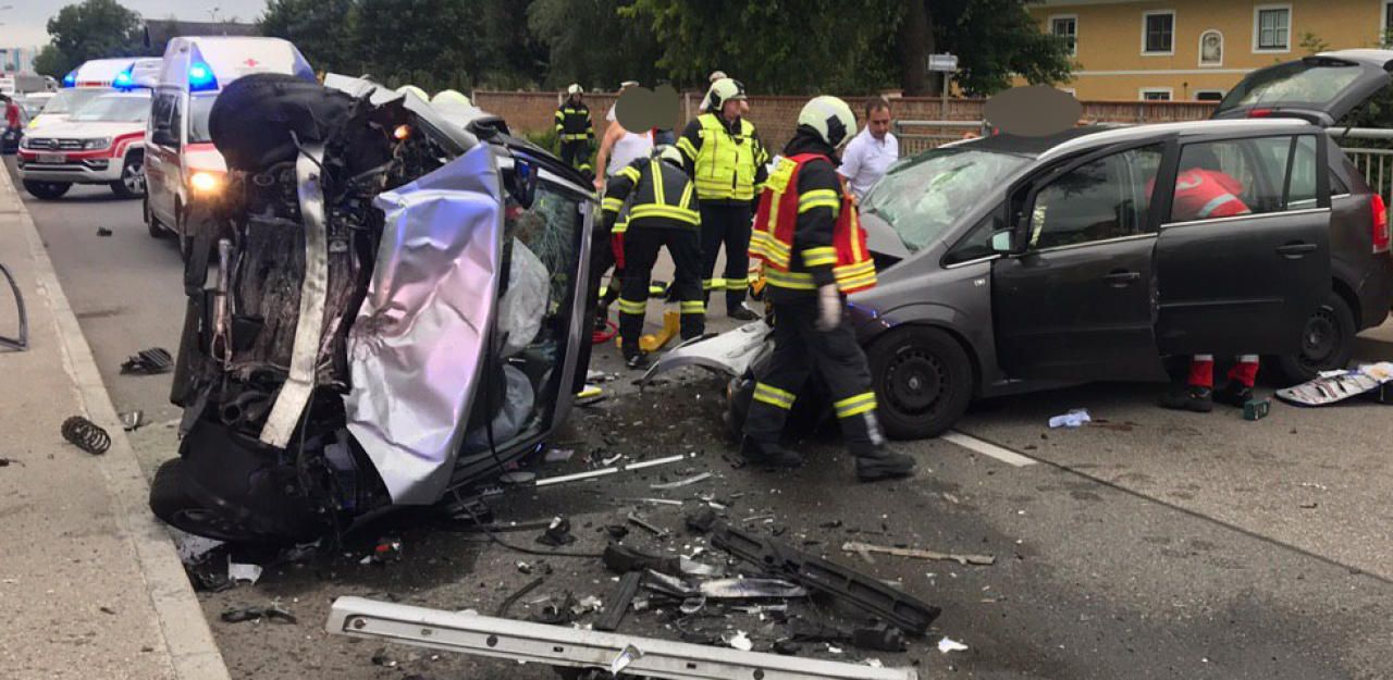 Heute.at - Schwerer Crash auf Brücke fordert sechs Verletzte