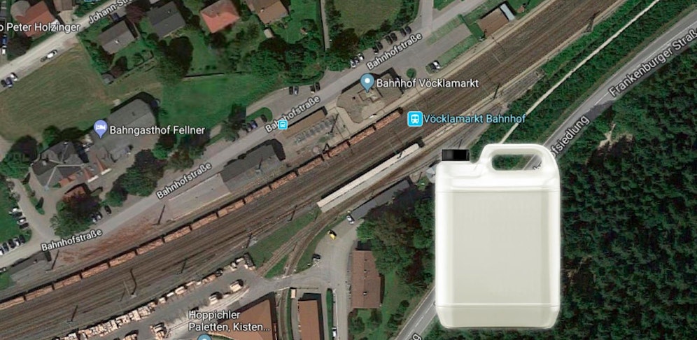 In einer Unterführung beim Bahnhof in Vöcklamarkt kam es zu der Attacke. Die Angreifer wollten offenbar erneut einen Zigaretten-Automaten aufbrechen. (Google Maps, Istock)