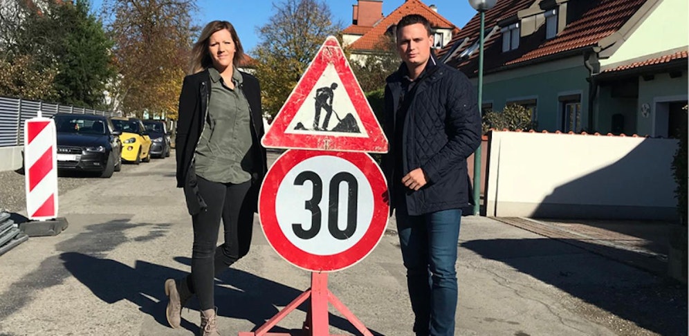 Kerstin Stoiber (l.) und FP-Bezirkschef Andreas Bors fordern Sonderbudget für Straßensanierungen.