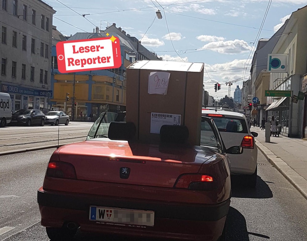 Mit diesem Peugeot Cabrio wurde ein Kühlschrank transportiert. 