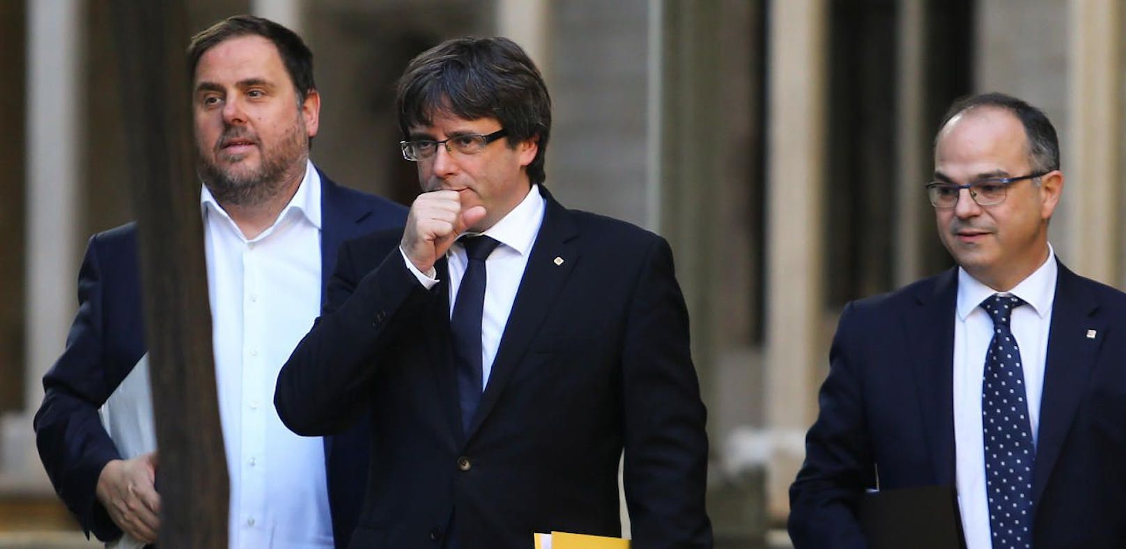 Der katalanische Ministerpräsident Carles Puigdemont (in der Mitte)
