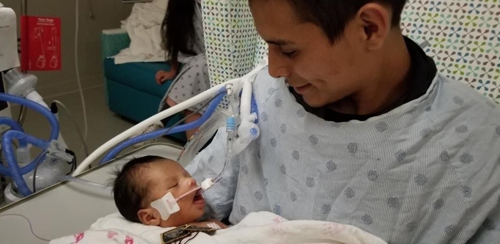 Der Vater hielt seinen Sohn vor wenigen Wochen zum ersten Mal im Arm. 