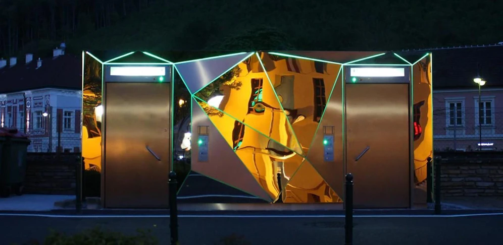 Das Space-Klo am Hauptplatz ist der neue Blickfang in Purkersdorf.