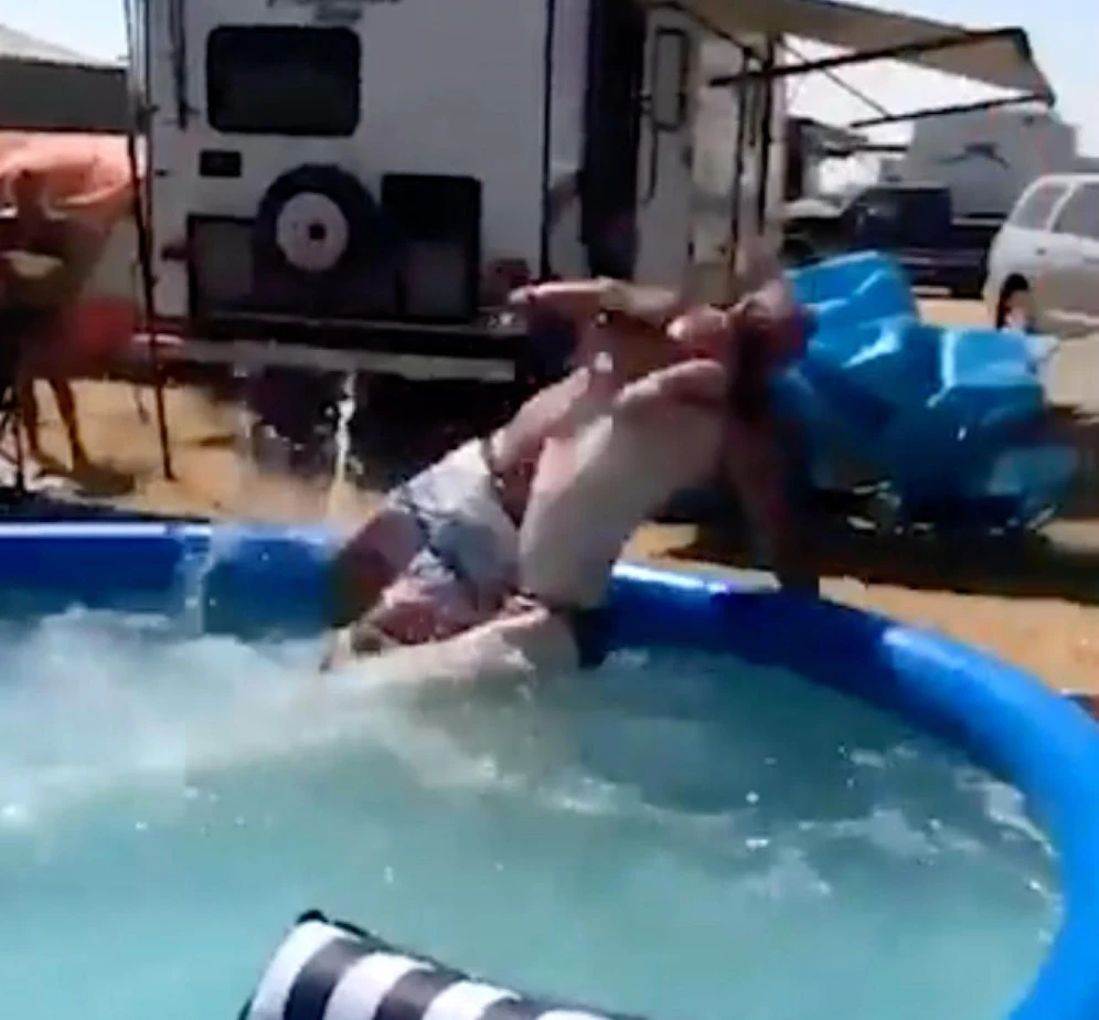 Griechisch-römischer Stil? Der Pool-Besitzer hat sich den Eindringling geschnappt ...