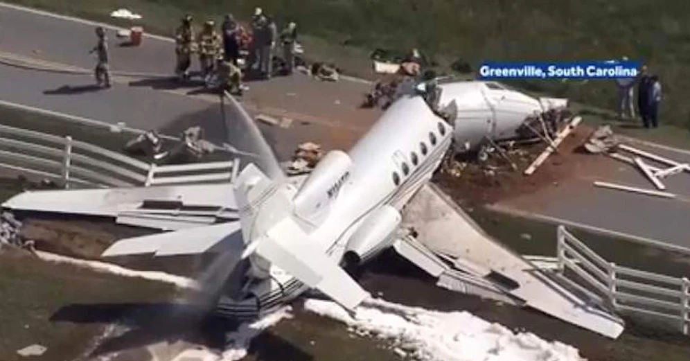 Bei dem Crash mit dem Zaun war der Jet in zwei Teile gebrochen, mindestens zwei Menschen starben. 