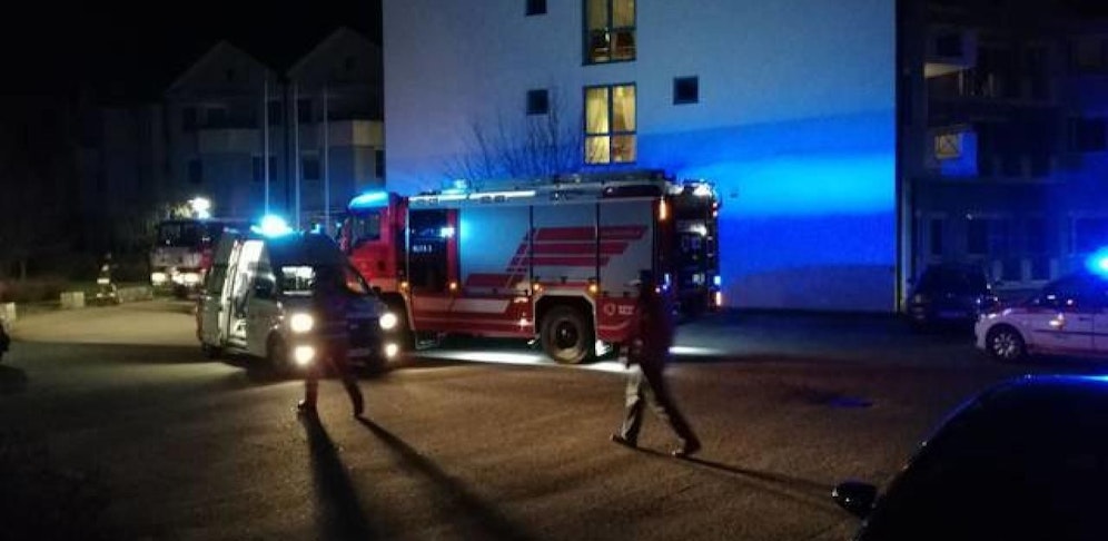 Die Feuerwehr belüftete das gesamte Stockwerk, Ammoniak war durch die Explosion ausgetreten.