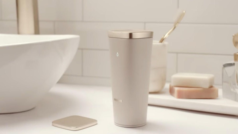 Der Roboter, der eher nach einem großen Zahnputzbecher aussieht: L'Oréal Perso wird mit Artificial Intelligence betrieben.