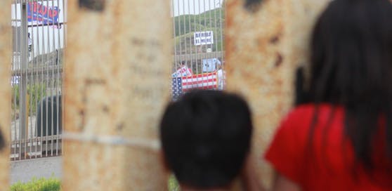 Seit Mitte April haben die US-Behörden rund 2.000 Kinder von ihren Eltern getrennt, die einen illegalen Grenzübertritt in die USA versucht hatten.