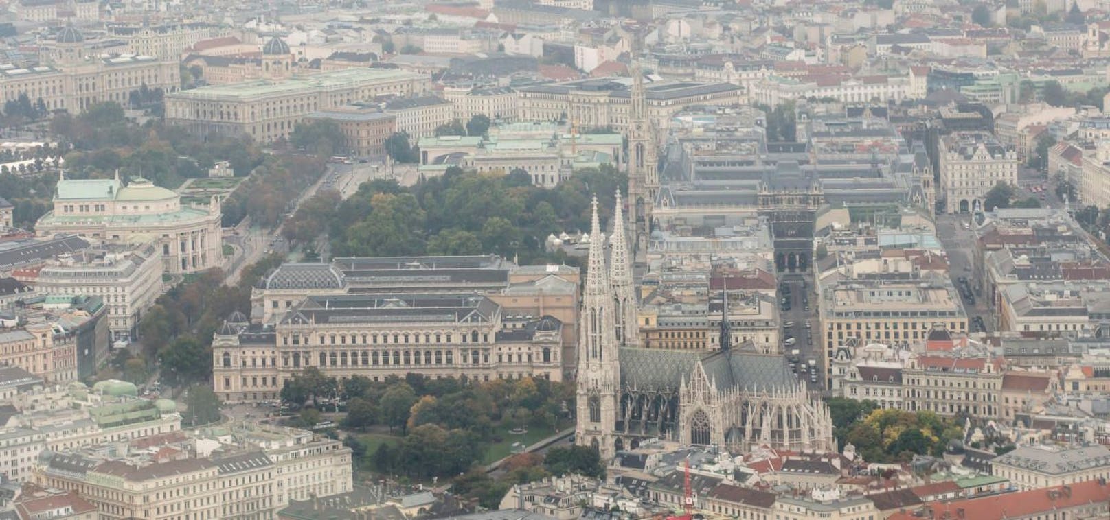 Die Wiener Votivkirche, eine römisch-katholische Kirche befindet sich nahe der Ringstraße, hinter dem Hauptgebäude der Universität Wien und gilt als eines der bedeutendsten neugotischen Sakralbauwerke der Welt.