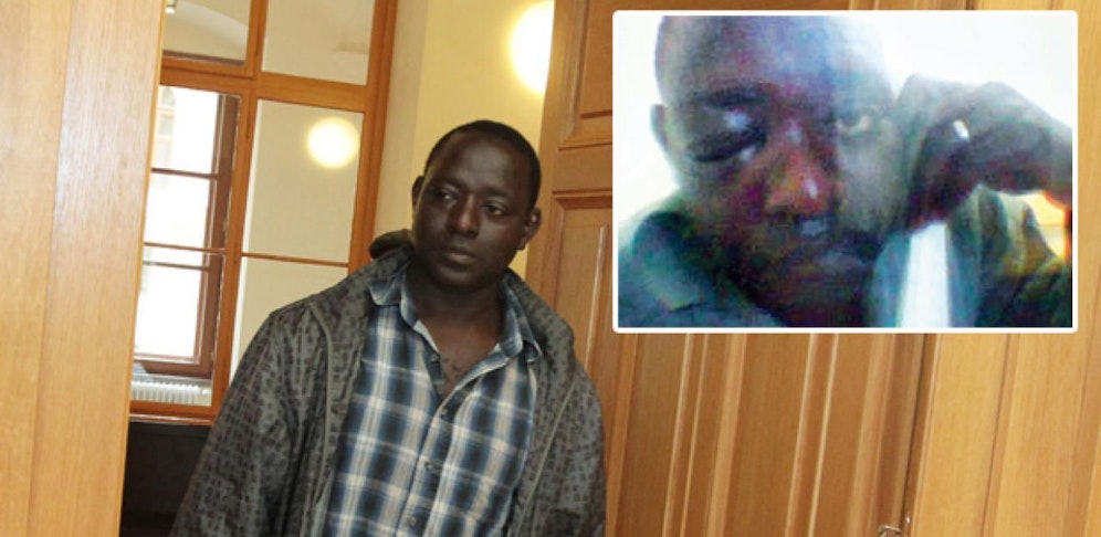 Bakary J., inm kleinen Bild mit den erlittenen Verletzungen.