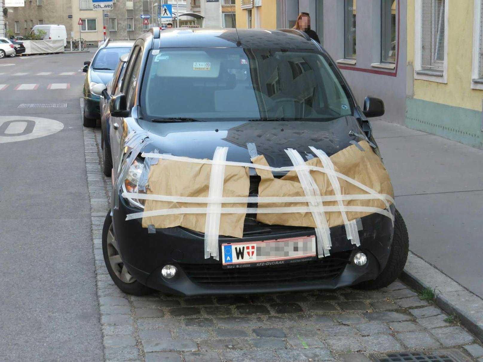 Klebebänder, Papier und der gute Wille halten den Dacia noch zusammen.