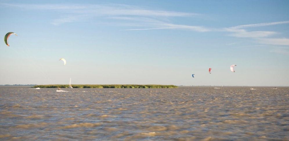 Tragödie um einen Kitesurfer am Neusiedler See.