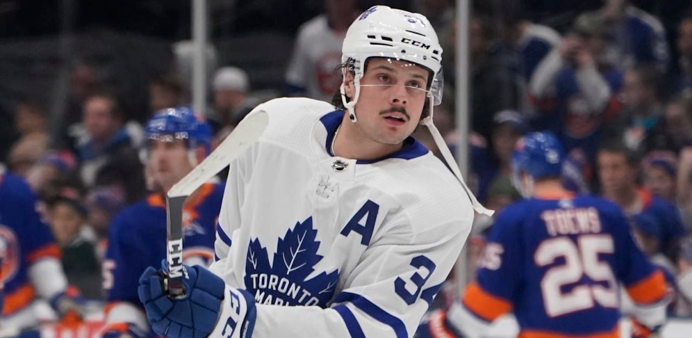 Auston Matthews holt ein feuchtfröhlicher Abend ein.